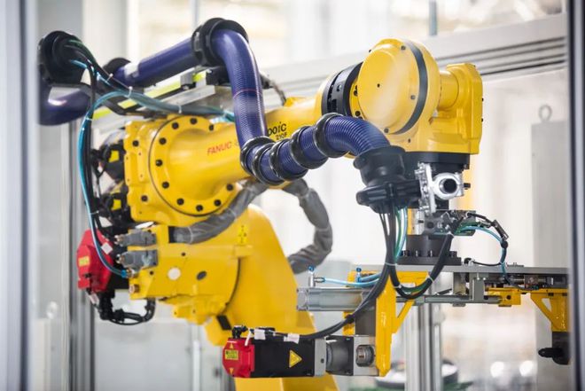 發動機技術革新與市場動態 新一代蒙迪歐上市與榮威GS61、特斯拉Roadster新進展